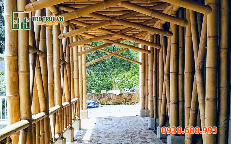 Tre Luồng Nguyên Liệu — Giá Xưởng Tại TPHCM | Tre Trúc VN Cảnh quan sân vườn với tre luồng — cổng chào, cầu nhỏ, giàn che