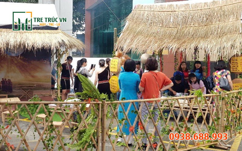 Lá Cỏ Tranh Lợp Nhà Giá Rẻ Tại TPHCM — Tre Trúc VN Sự kiện ngoài trời với backdrop cỏ tranh — Tre Trúc VN