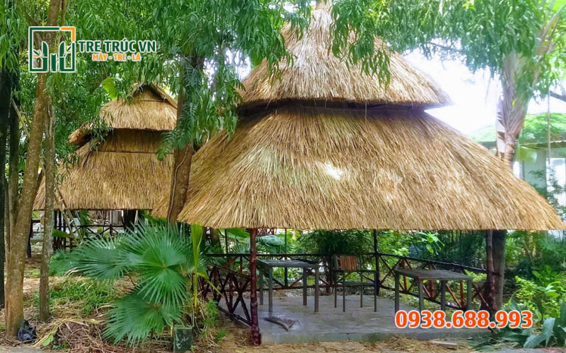 Lá Cỏ Tranh Lợp Nhà Giá Rẻ Tại TPHCM — Tre Trúc VN Cảnh quan sân vườn với mái che cỏ tranh tự nhiên — Tre Trúc VN