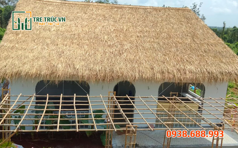 Lá Cỏ Tranh Lợp Nhà Giá Rẻ Tại TPHCM — Tre Trúc VN Khu vực bể bơi spa với mái che cỏ tranh chịu ẩm — Tre Trúc VN